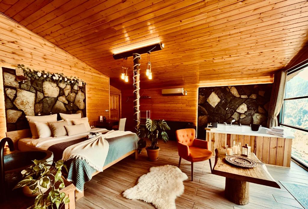 Ahşap bungalow oturma alanı