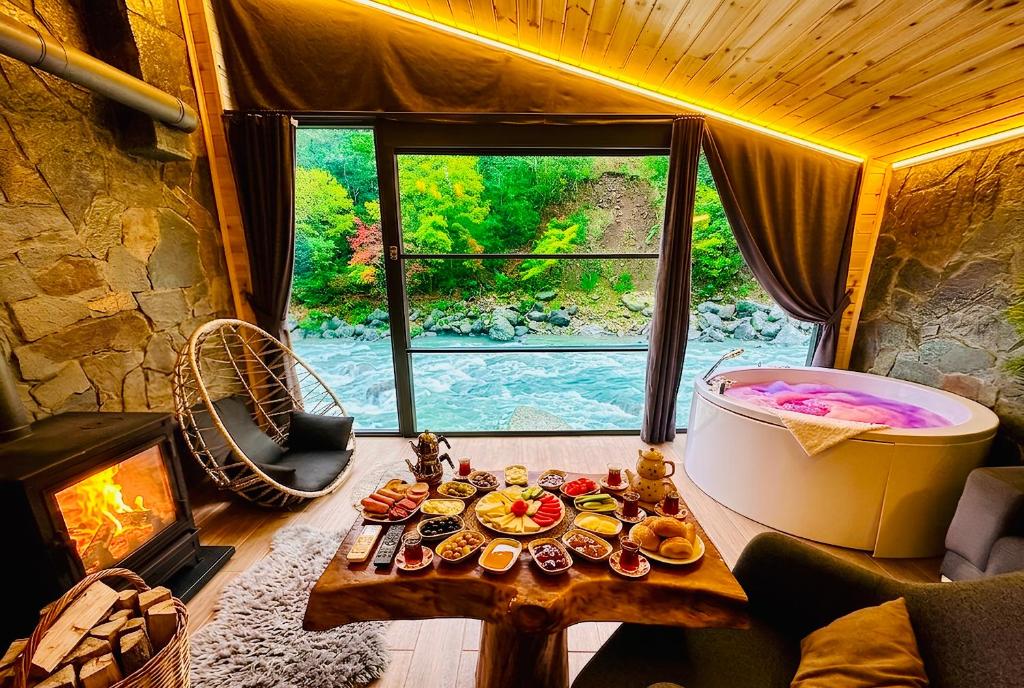 Superior Bungalow jakuzi yanında yemek alanı