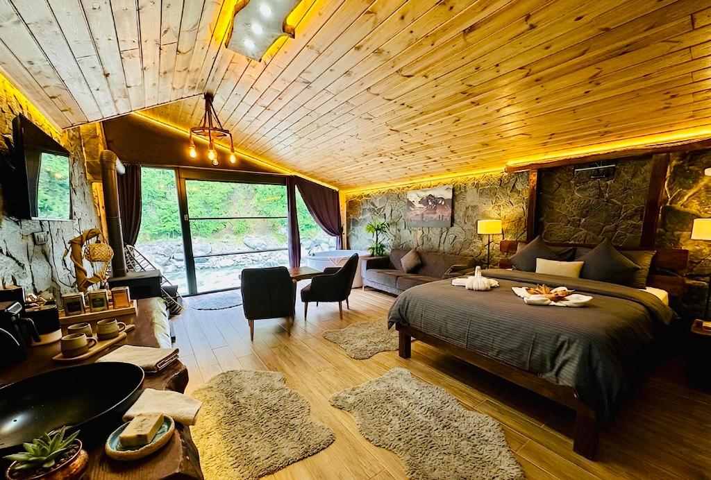 Superior Bungalow yatak ve şömine alanı