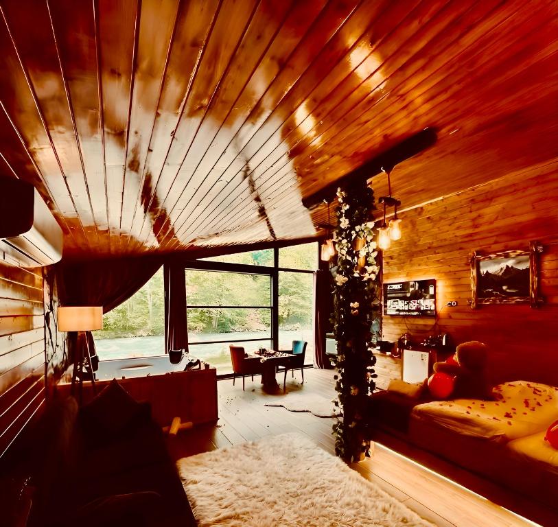 Deluxe Bungalow ahşap yaşam alanı