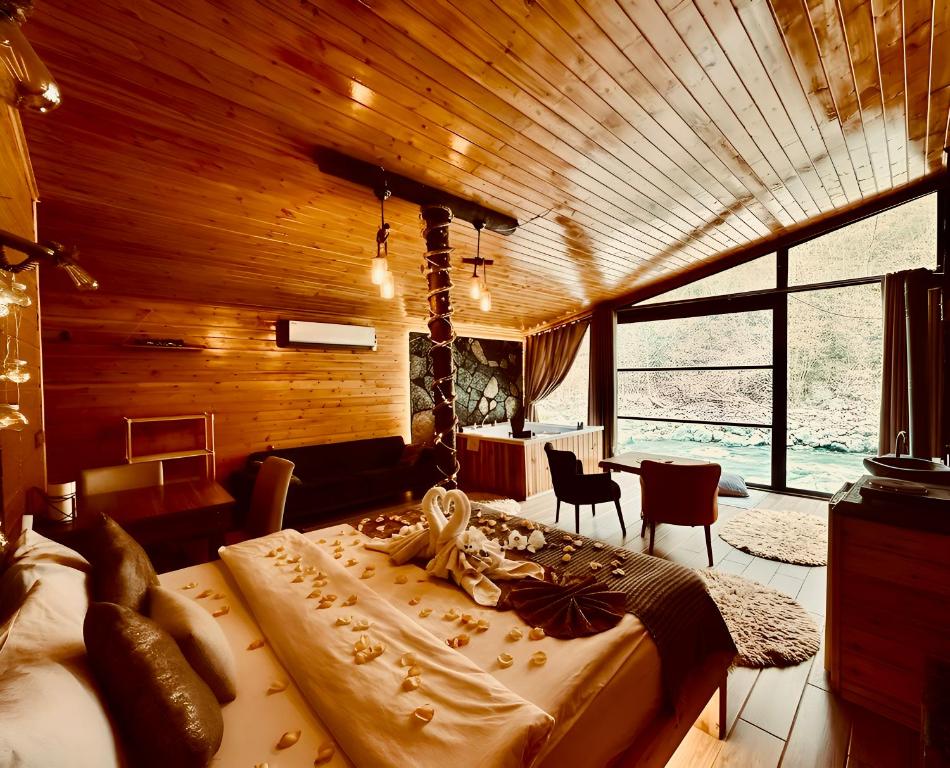 Nehir manzarasına açılan bungalow yaşam alanı