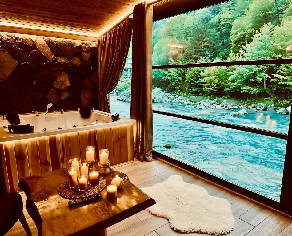 Nehir manzaralı bungalow ve orman dokusu